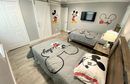 West Kissimmee Casa | Mickeys Pearl - Phenomenal 7BR with 4 Master Suites Privacy Pool & Hot Tub Gas BBQ - 2 miles to Disney