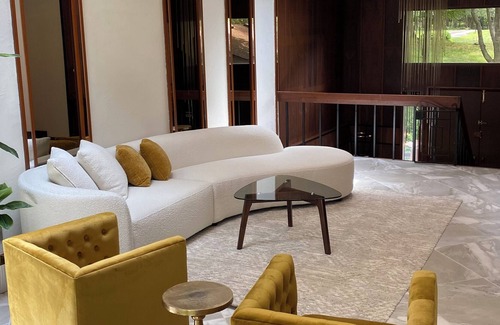 Kilbourne Casa | Mid Century 70s Retro Retreat