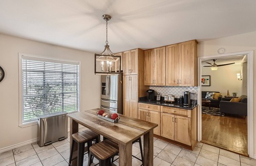 West San Antonio Casa | Mid Century Beauty by Medical Center