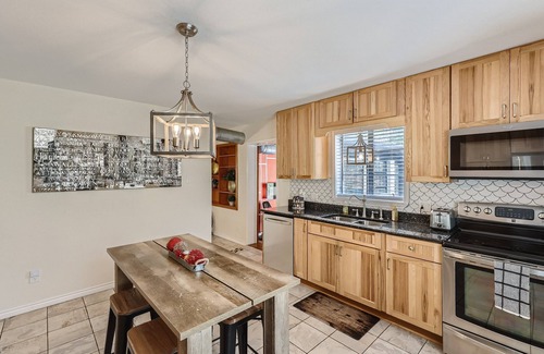 West San Antonio Casa | Mid Century Beauty by Medical Center