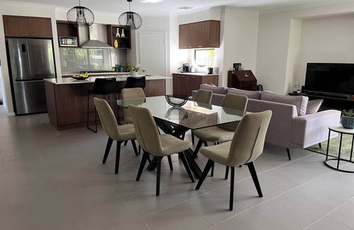 Padbury Casa | Mid-century Elegance in a leafy garden