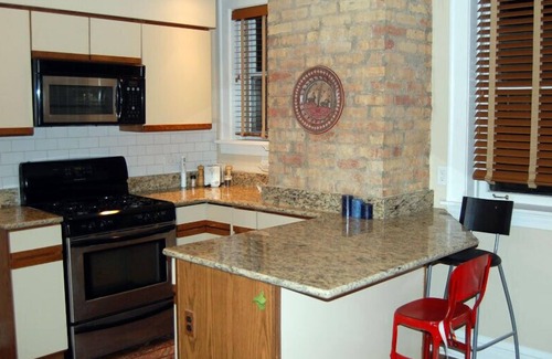 North Evanston Apartamento | Elegancia de mediados de siglo en Evanston Vintage Apartment. INVIERNO ESPECIAL!
