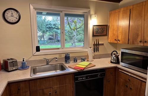 Cedar Hills Casa | Mid-Century Gem Close To Portland Downtown, Nike and Cedar Hills Crossing