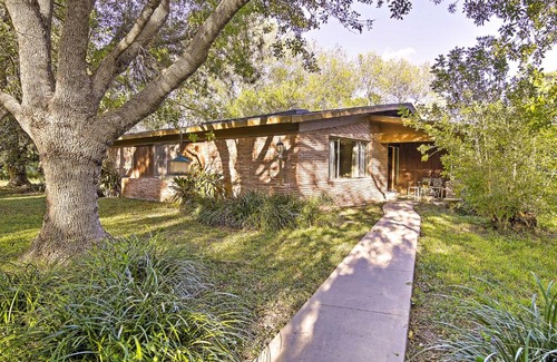 Brownsville Casa | Mid-Century Hideaway Spacious Brownsville Home!