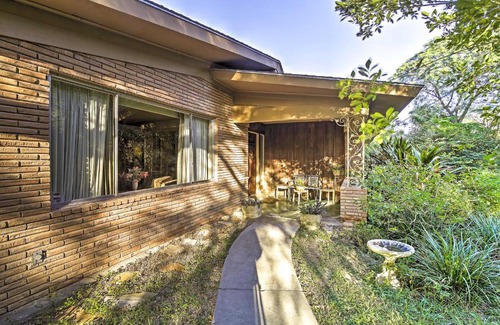 Brownsville Casa | Mid-Century Hideaway Spacious Brownsville Home!