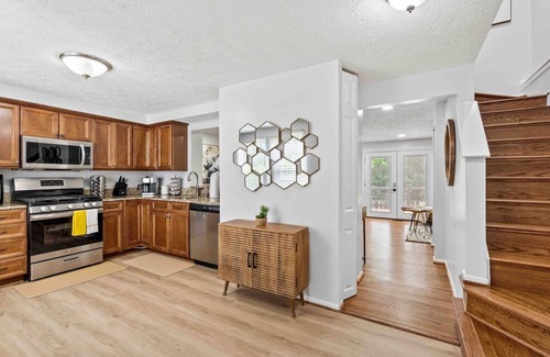 Centreville Casa | Mid-Century Home,4BDR, 3 LVL, Close To IAD Airport