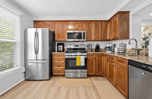 Centreville Casa | Mid-Century Home,4BDR, 3 LVL, Close To IAD Airport