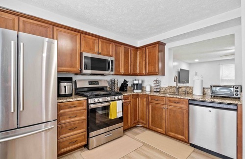 Centreville Casa | Mid-Century Home,4BDR, 3 LVL, Close To IAD Airport