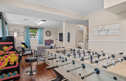 Rapid City Casa | Mid-Century Magic - HUGE Space