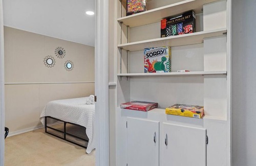 Rapid City Casa | Mid-Century Magic - HUGE Space