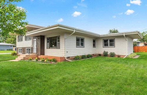 Rapid City Casa | Mid-Century Magic - HUGE Space