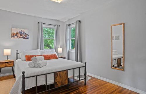 Rapid City Casa | Mid-Century Magic - HUGE Space