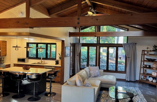 Cedar Hills Casa | Mid-Century Modern Beauty - Movie Theater, AC!