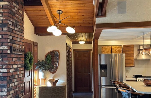 Cedar Hills Casa | Mid-Century Modern Beauty - Movie Theater, AC!