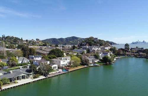 Belvedere Tiburon Casa | Mid-Century Moderno cerca de San Francisco en la laguna de Belvedere.