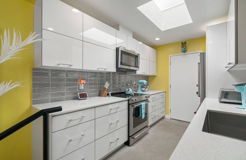 Canyon Corridor Condominio | Mid Century Modern/ beach decor welcome you to this 2 bed, 2 bath spacious condo