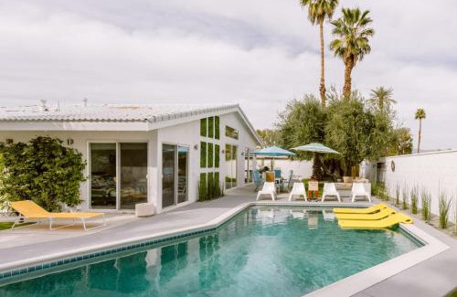 Indian Wells Casa | Mid Century Modern With Amazing Mountain View (E-Scooters Included)