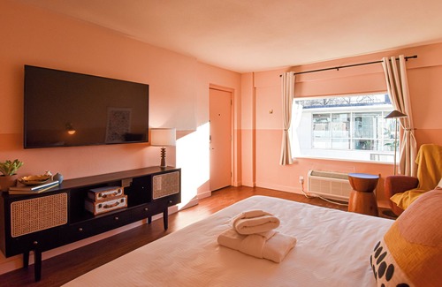 Fayetteville Hotel | Mid-Century Themed Hotel Room in Fayetteville, AR - The Clementine on College #5