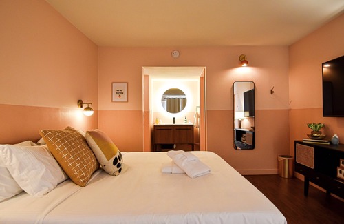 Fayetteville Hotel | Mid-Century Themed Hotel Room in Fayetteville, AR - The Clementine on College #5