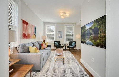 Park View Casa | Mid-Century Townhome Steps from Restaurants #DCottage