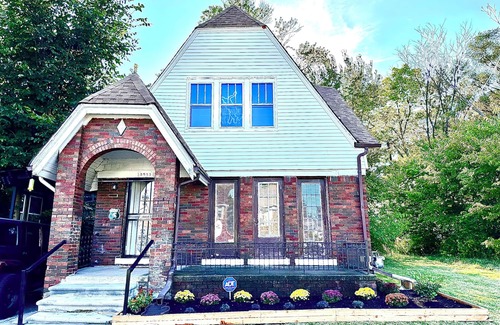 Detroit Casa | Mid-Century Tudor in Detroit