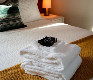 Departure Bay Apartamento | Mid-Island Getaway - Sunken Hot Tub & Deck - Close to Beach - Modern