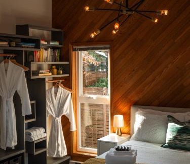 Departure Bay Apartamento | Mid-Island Getaway - Sunken Hot Tub & Deck - Close to Beach - Modern