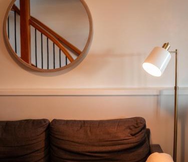 Departure Bay Apartamento | Mid-Island Getaway - Sunken Hot Tub & Deck - Close to Beach - Modern