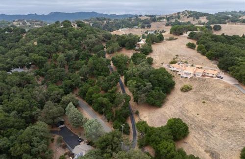 Atascadero Casa | Mid-Mod Hilltop Retreat Views & Local Wildlife