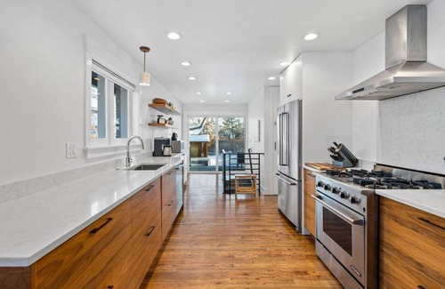 East Central Casa | Mid-Term Gem in Sugarhouse – Hot Tub, Sauna & Workspaces