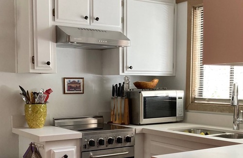 Santa Rosa Apartamento | MidCentury Mod 1-bedroom apartment in rural Santa Rosa with WiFi