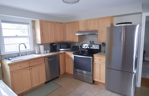 Yarmouth Apartamento | Midcentury Modern 2 Bedroom Village Oasis