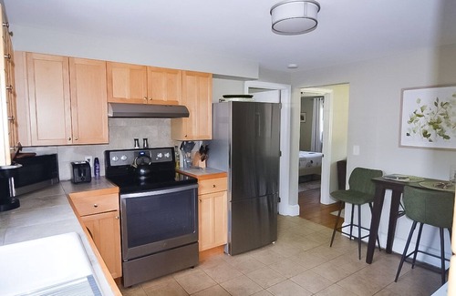 Yarmouth Apartamento | Midcentury Modern 2 Bedroom Village Oasis