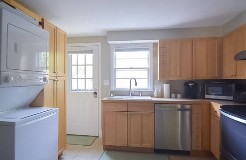 Yarmouth Apartamento | Midcentury Modern 2 Bedroom Village Oasis