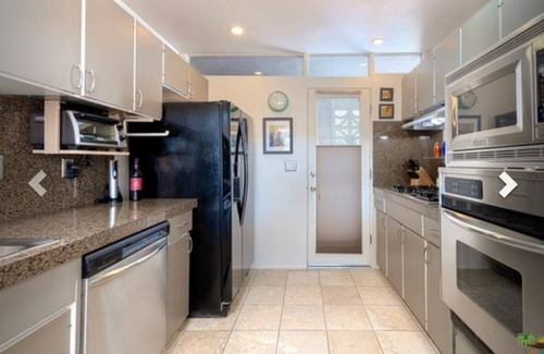 Canyon Corridor Condominio | Midcentury Modern with Mountain Views