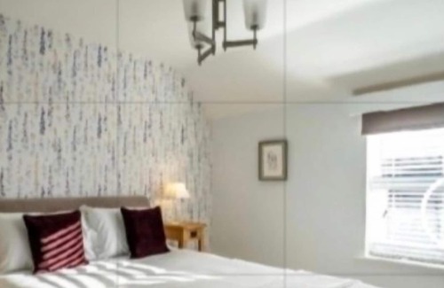 Dunnington Cabaña | Middle Cottage, Perfect village getaway, Pet friendly, Free paking