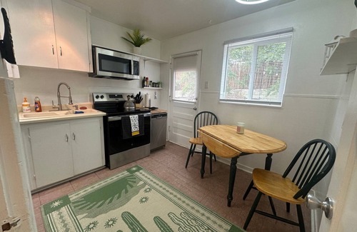 El Prado Apartamento | 38% monthly discount Stylish Retreat in the UNM area