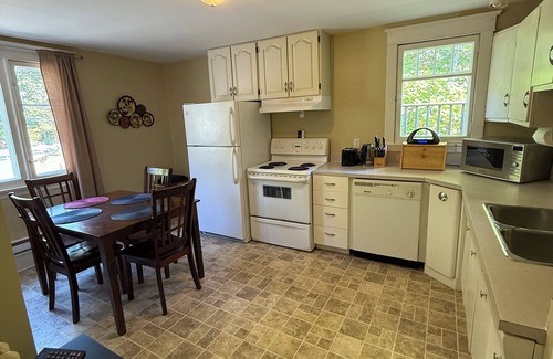 Waterford Valley Apartamento | Midstream Manor 2 Bedroom Downtown Apartment, Midstream Manor Unit 7