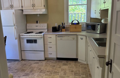 Waterford Valley Apartamento | Midstream Manor 2 Bedroom Downtown Apartment, Midstream Manor Unit 7
