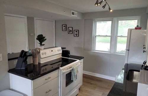 Joslyn Castle Apartamento | Midtown Base, Near Blackstone & Dundee