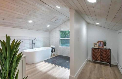 Tulsa Casa | Midtown Masterpiece Whot Tub, Pets By Hvnlyhomes