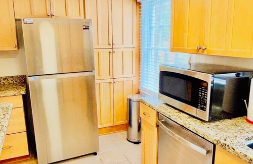 Piedmont Heights Casa | Midtown Townhouse, Walk to Piedmont Park, Sleeps 6+, Parking