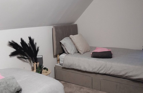 Moneymore Apartamento | Midulster apartment retreat 1 hr from belfast, Derry, causeway coast. Hottub