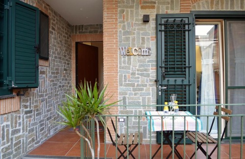 Sant'Egidio del Monte Albino Apartamento | Midway House Italy Apartment