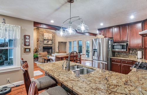 Frankfort Casa | Midway Home on 22 Acres Near Bourbon Trail!