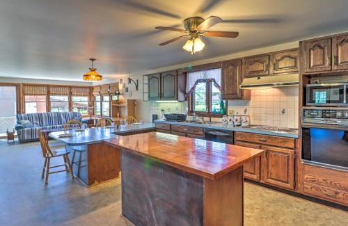 Mifflinburg Casa | Mifflinburg Farmhouse with Deck Family Friendly!