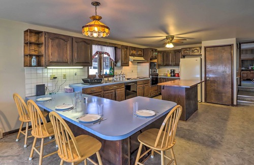 Mifflinburg Cabaña | Mifflinburg Farmhouse w/ Deck: Family Friendly!