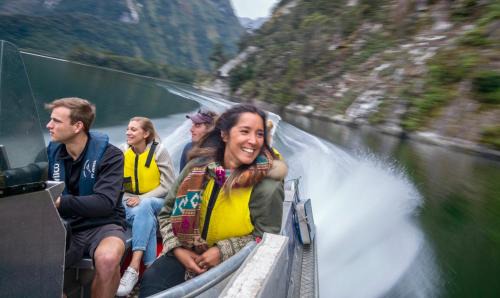 Milford Sound Alquiler De Eote | Milford Sound Overnight Cruise - Fiordland Discovery