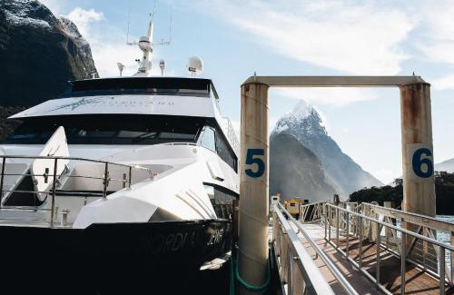 Milford Sound Alquiler De Eote | Milford Sound Overnight Cruise - Fiordland Discovery