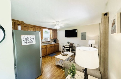 Pine Grove Cabina | Milk Hand House.. Peaceful 1 bedroom cabin